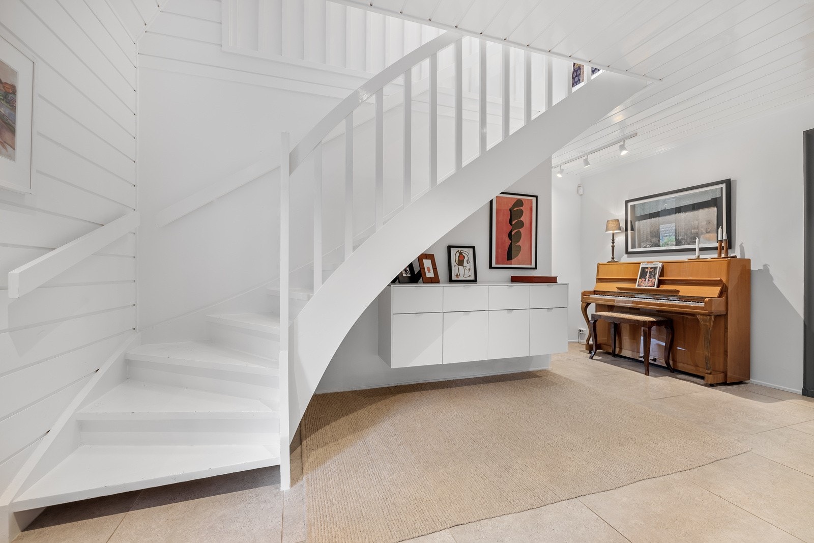 Flott trapp opp fra den romslige hallen til 2.etg Galleribilde