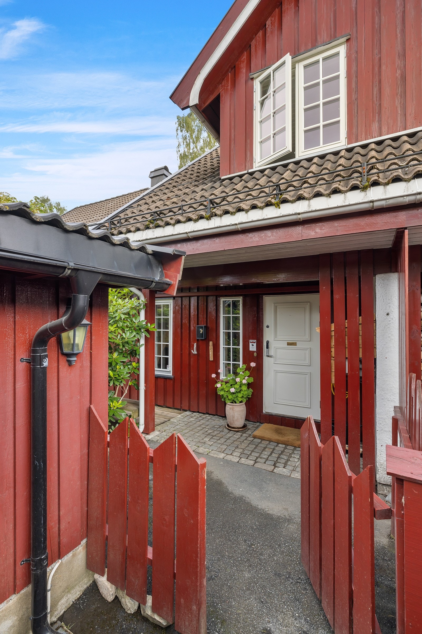 Koselig adkomst til boligen via port. Dette er den perfekte familiebolig med kort vei til skole, barnehage, idrettstilbud og friluftsliv. Galleribilde