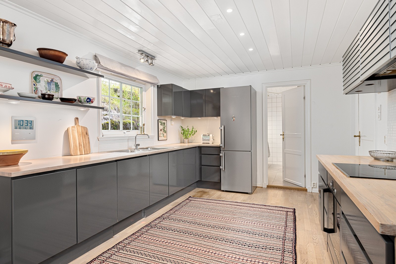 Integrert stekeovn og integrert oppvaskmaskin. Demping på skuffer og skapdører. Galleribilde