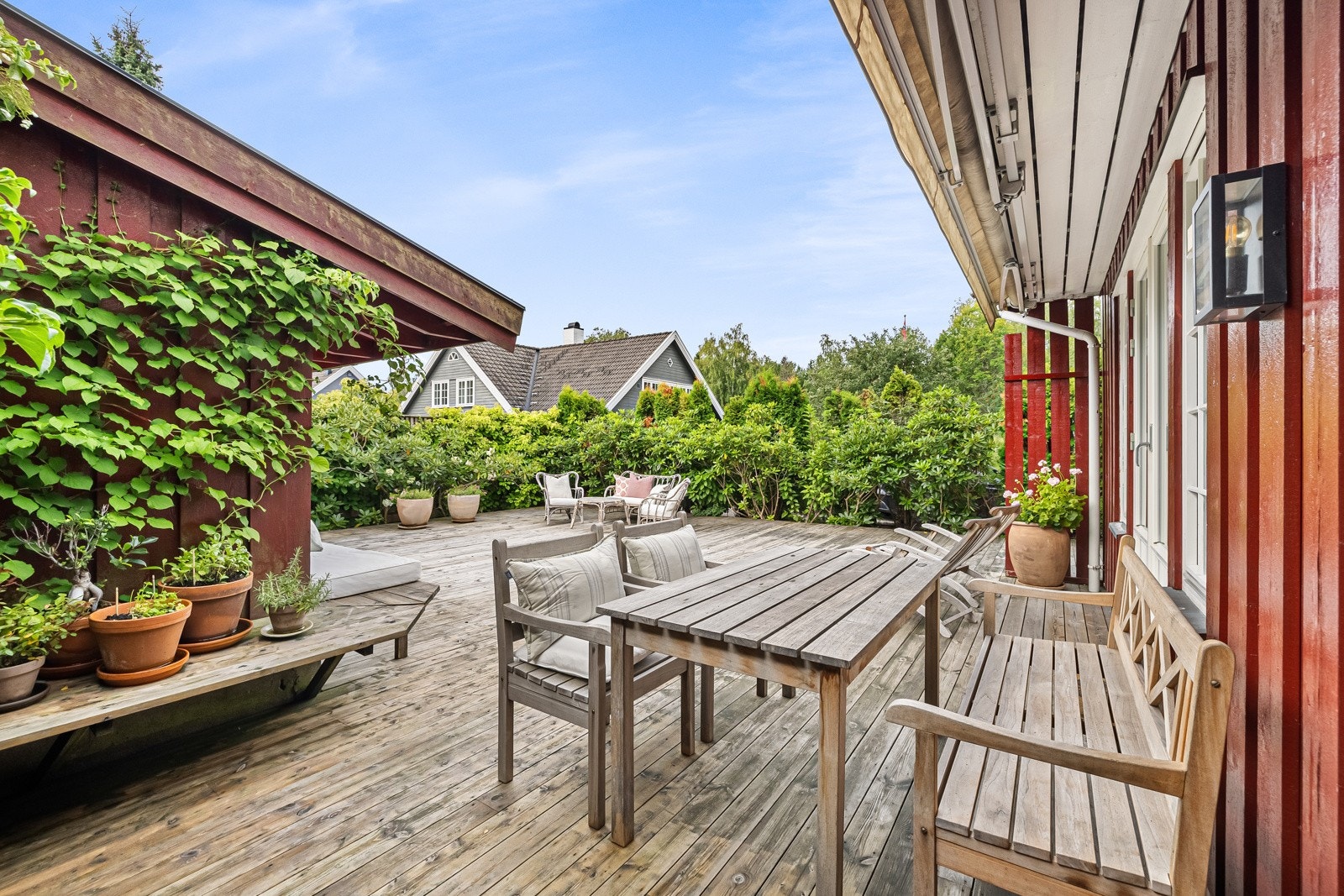 Her kan du nyte flotte solforhold fra morgen til kveld og blomstring fra mai til september. Galleribilde