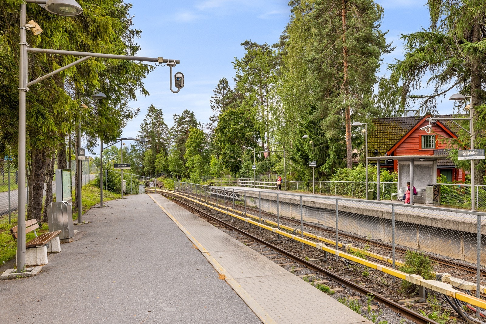 Skådalen stasjon (Linje 1 - Holmenkollbanen) ligger ca. 5 minutters gange fra eiendommen. Galleribilde