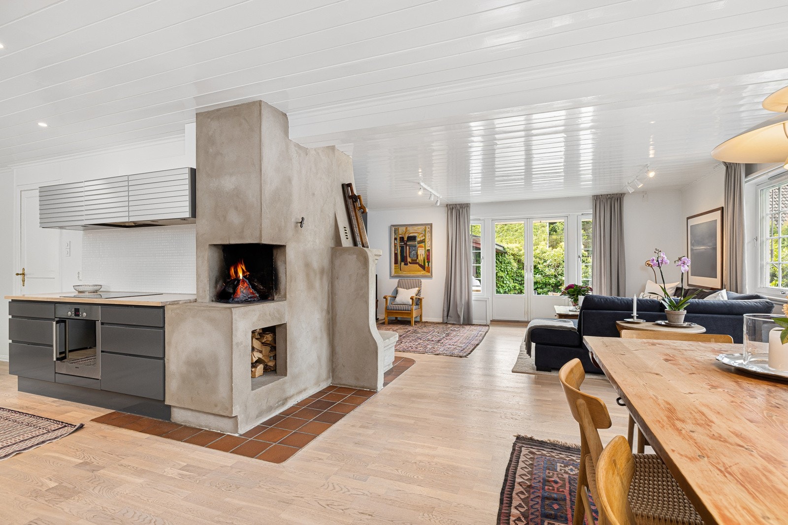 Spisestuen har god plass for stort spisebord. I rommet er det en moderne åpen peis - noe som gir mulighet for ekstra varme og hygge mot kjøkken og spiseavdelingen. Galleribilde