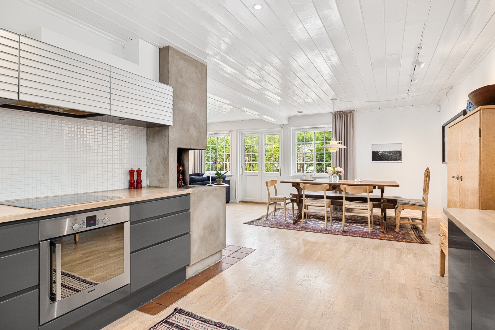 Kjøkkenet har en åpen løsning mot spisestuen og er holdt i et stilrent design som kler boligen godt. Galleribilde