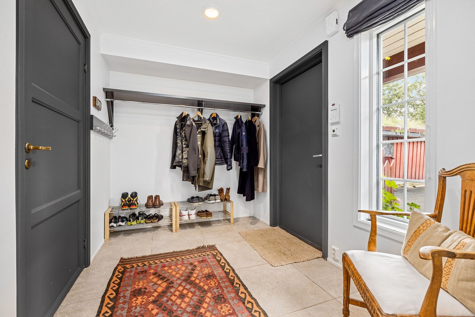 Boligen har en romslig entré med downlights og garderobeplass Galleribilde