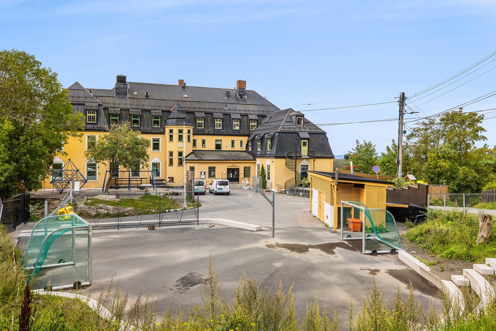 Montessori skolen ligger bl.a. 2 min gangavstand fra eiendommen . Galleribilde