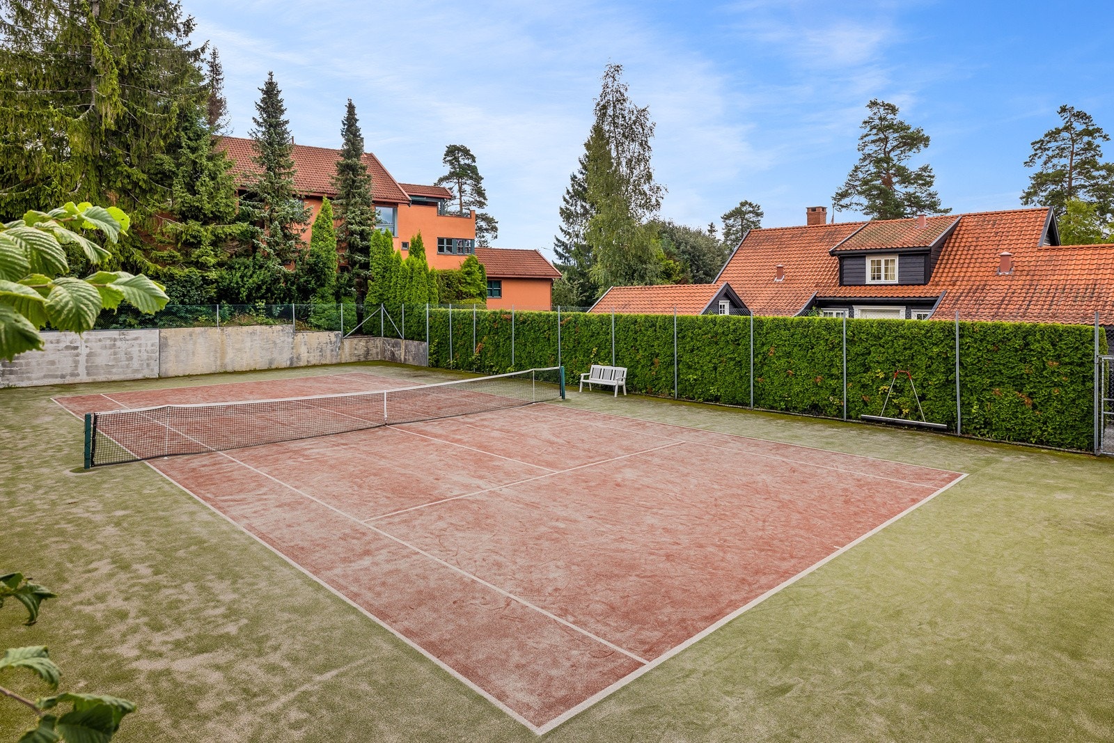 Kjøper får fortrinnsrett, hvis ønskelig, til kjøp/overtakelse av selgers aksje i Vettakollen Tennisklubb. Tennisbanen ligger ca 1 min. gange fra eiendommen. Galleribilde