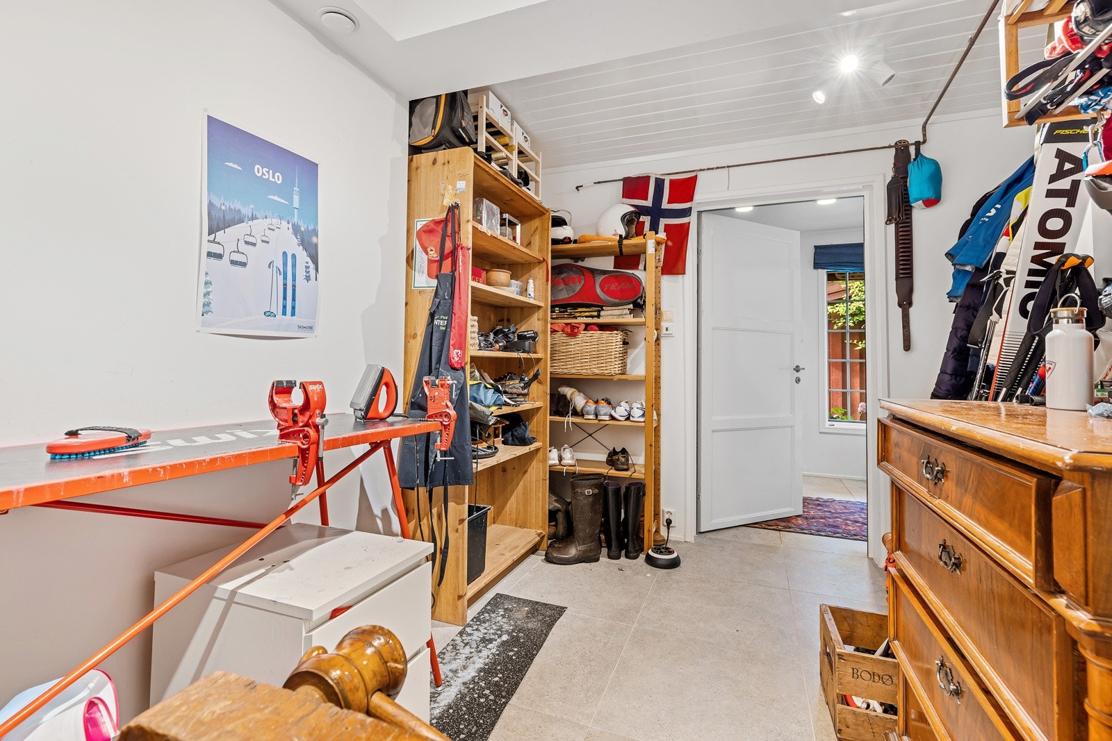 Fra entréen er det direkte inngang til stor og praktisk sportsbod. Dør i bakkant går videre inn til vaskerommet. Galleribilde