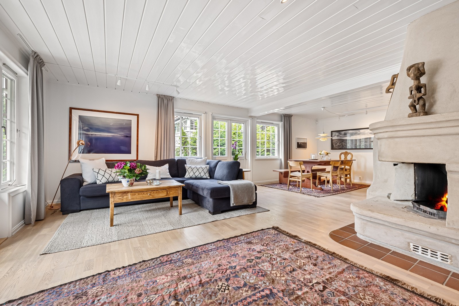 I stuen er det pen parkett på gulvet, malte lyse veggflater, samt god plass for sofa løsninger med tilhørende møblement. Galleribilde