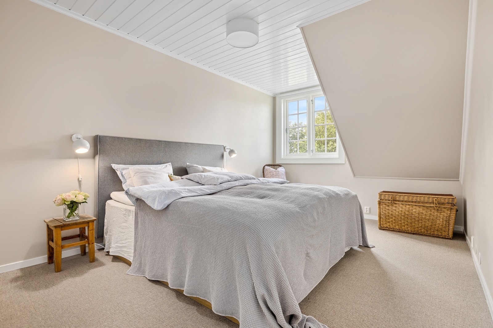 Boligen har fire romslige og hyggelige soverom i 2 etasje, hvorav 3 med garderobeløsning. Galleribilde