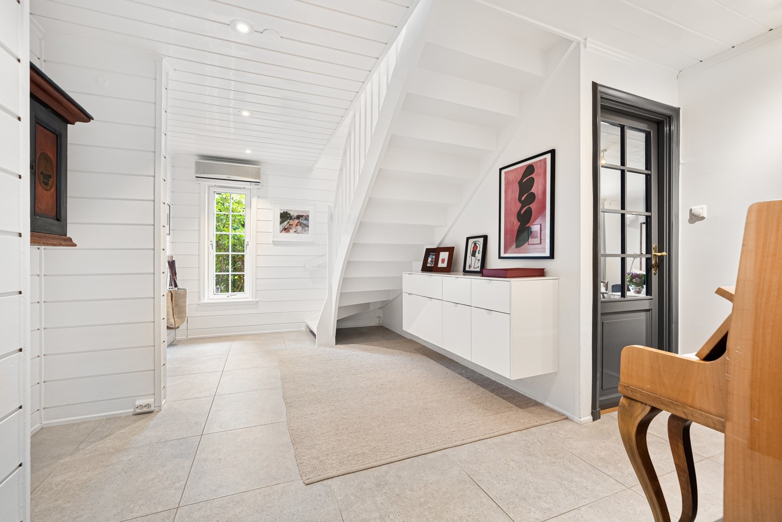 Fra entréen kommer man videre inn til den innbydende hallen som oppleves som lys og romslig. Varmekabler i gulvet. Galleribilde