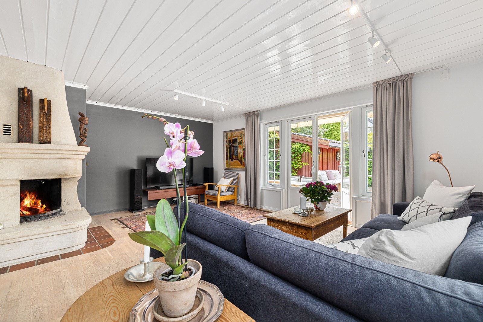 Stuen får ekstra hygge fra en klassisk åpen peis, og har to utganger vi doble dører til en stor og luftig terrasse med gode solforhold mot syd og vest. Galleribilde