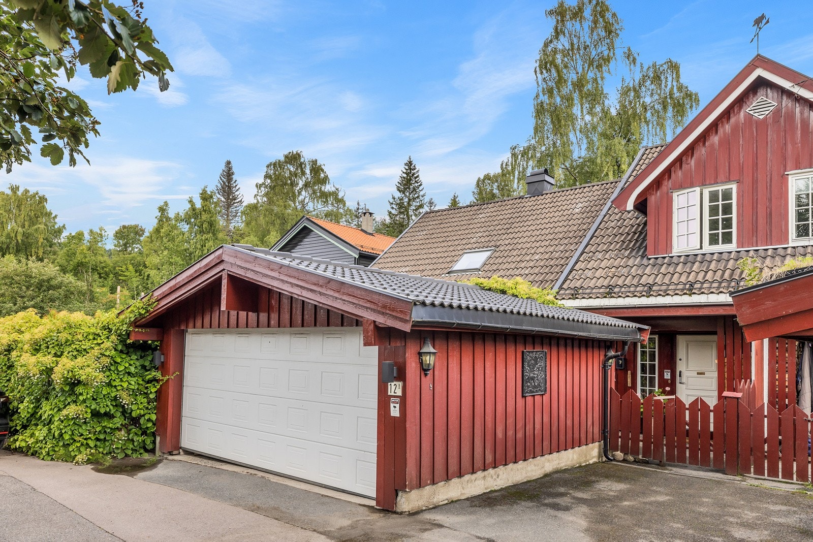 Asfaltert gårdsplass samt noe brosteinsbelagte adkomstarealer. Frittstående garasje med plass for to biler. Galleribilde