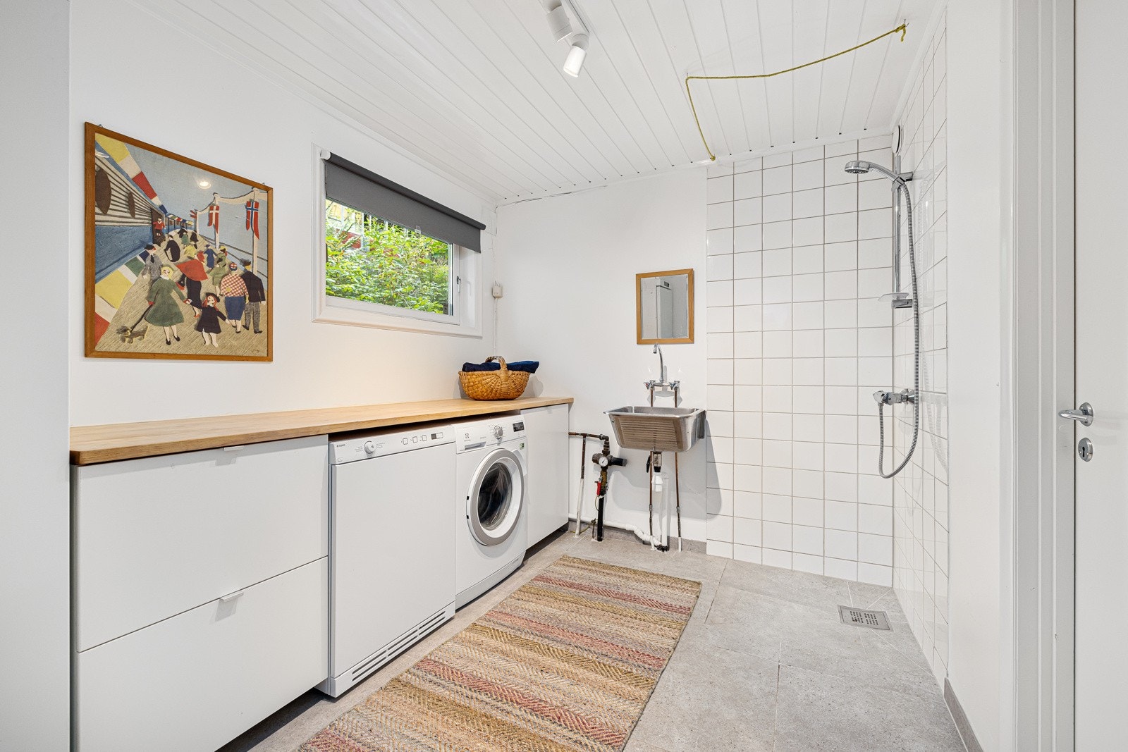 Vaskerommet ble oppgradert i 2017, og er innredet med bl.a. dusjhjørne og skyllekum i stål. Opplegg for vaskemaskin + tørketrommel. Galleribilde