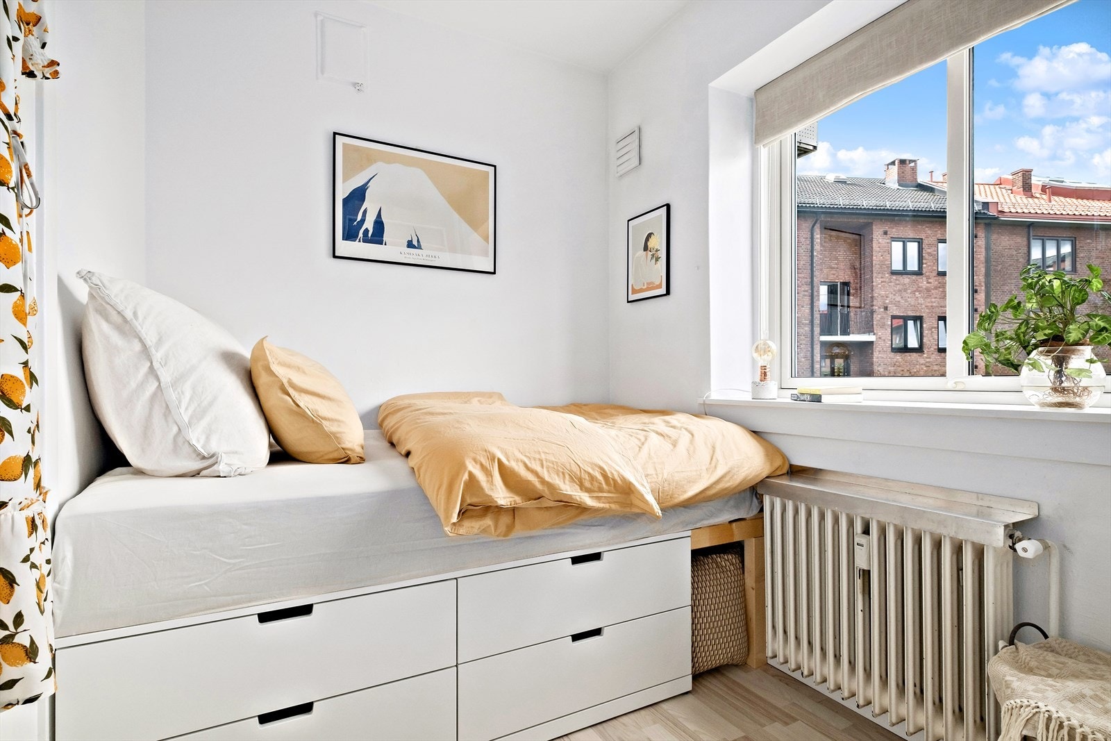 Soverom to er smart innredet med plassbygget bred seng og oppbevaring under Galleribilde