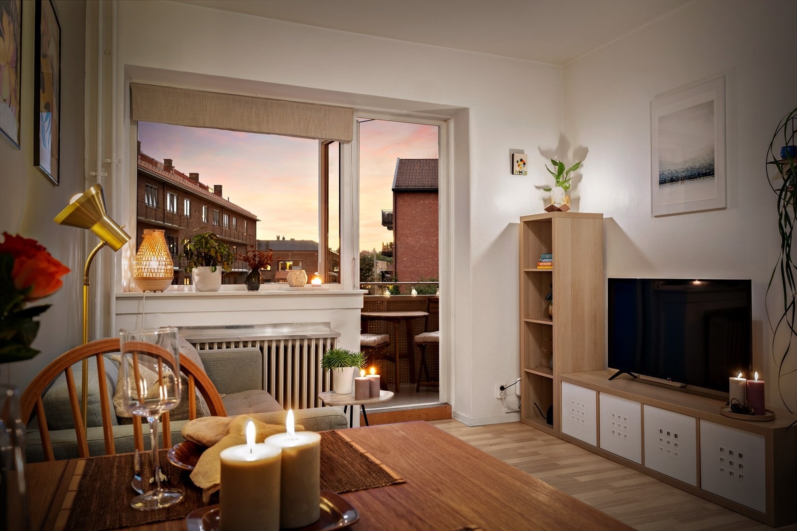 Leiligheten ligger høyt i byggets 4. etasje med en herlig balkong Galleribilde