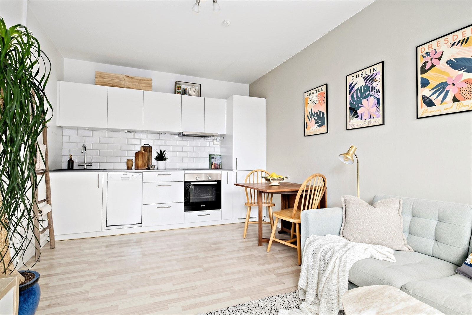 Stuen og kjøkkenet har en åpen løsning med godt rom for sosialt samvær Galleribilde