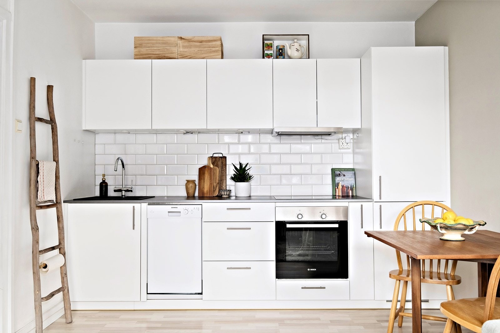 Pent kjøkken fra 2016 med integrerte hvitevarer Galleribilde