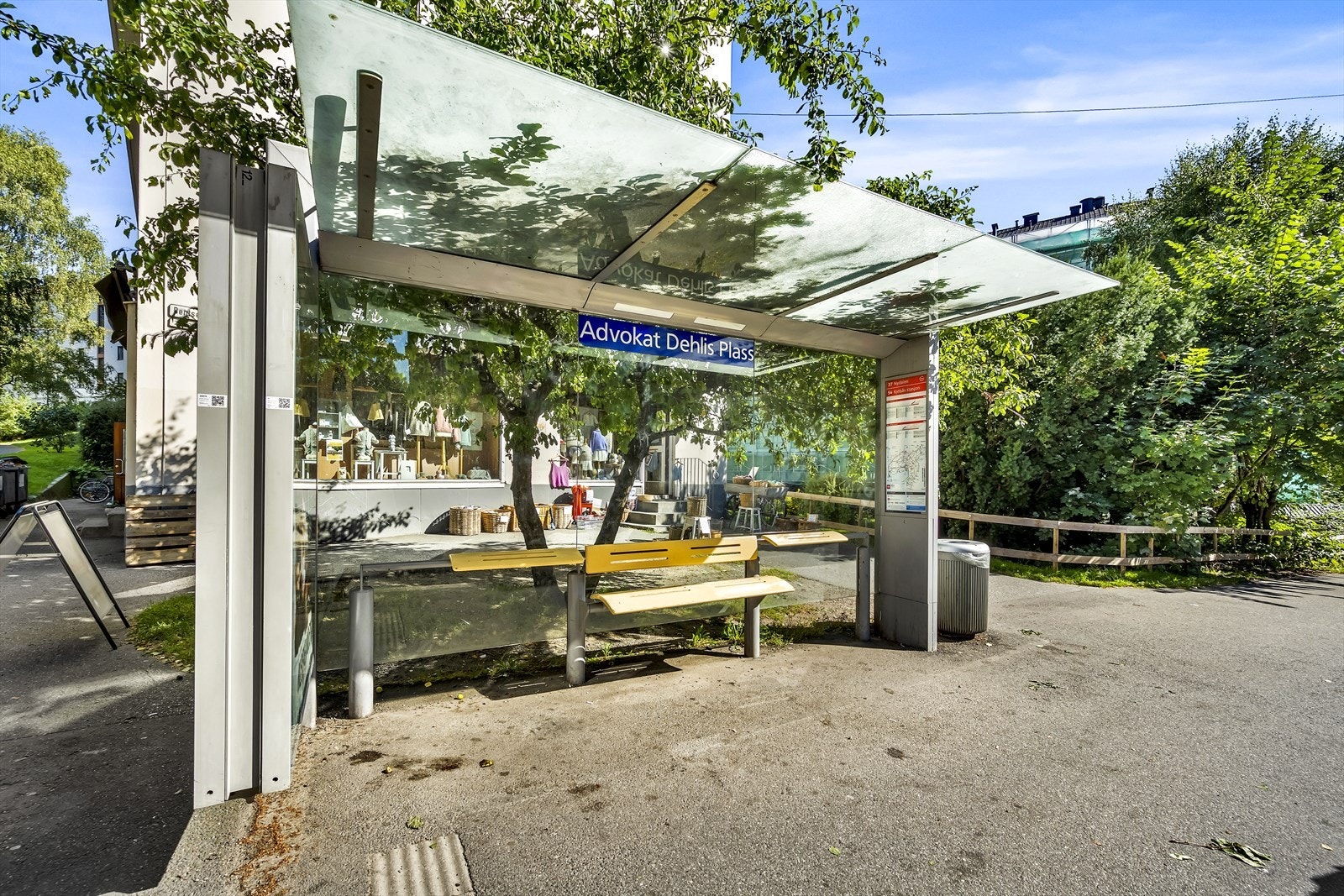 Rett ved leiligheten har du bussholdeplass som tar deg enkelt til Storo, Handelshøyskolen BI og sentrum Galleribilde