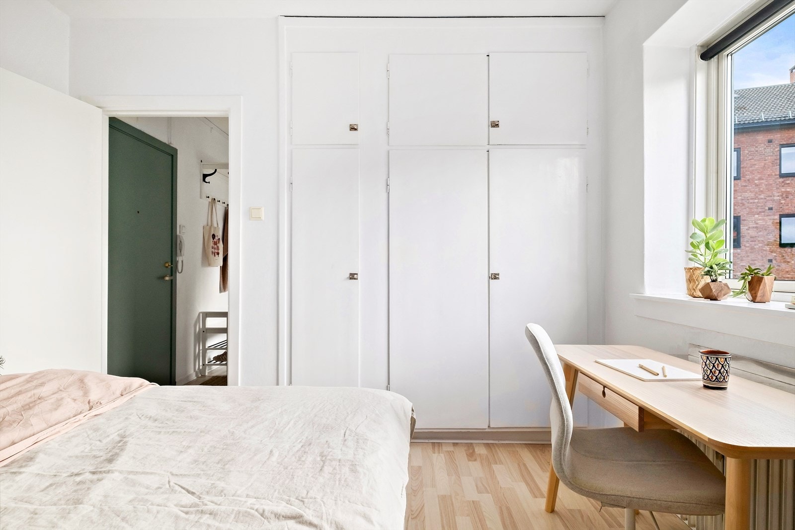 Super praktisk innebygd skap som gir godt med oppbevaring Galleribilde