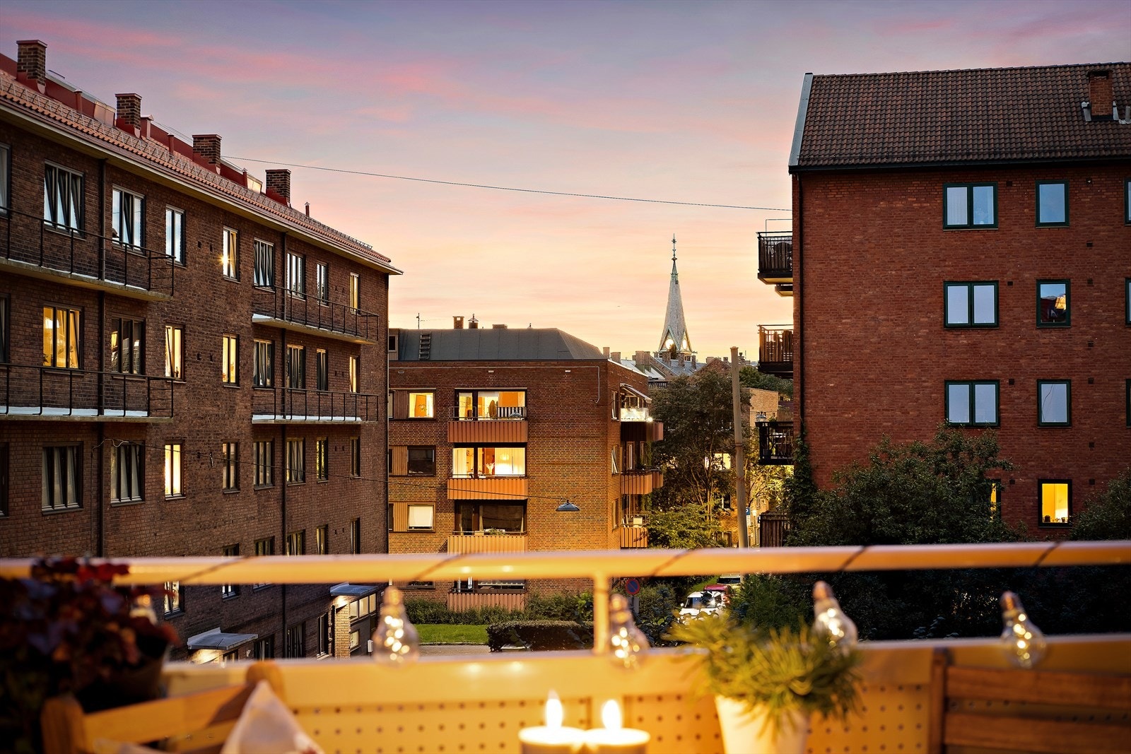 Hyggelig utsyn fra balkongen mot Sagene kirke Galleribilde