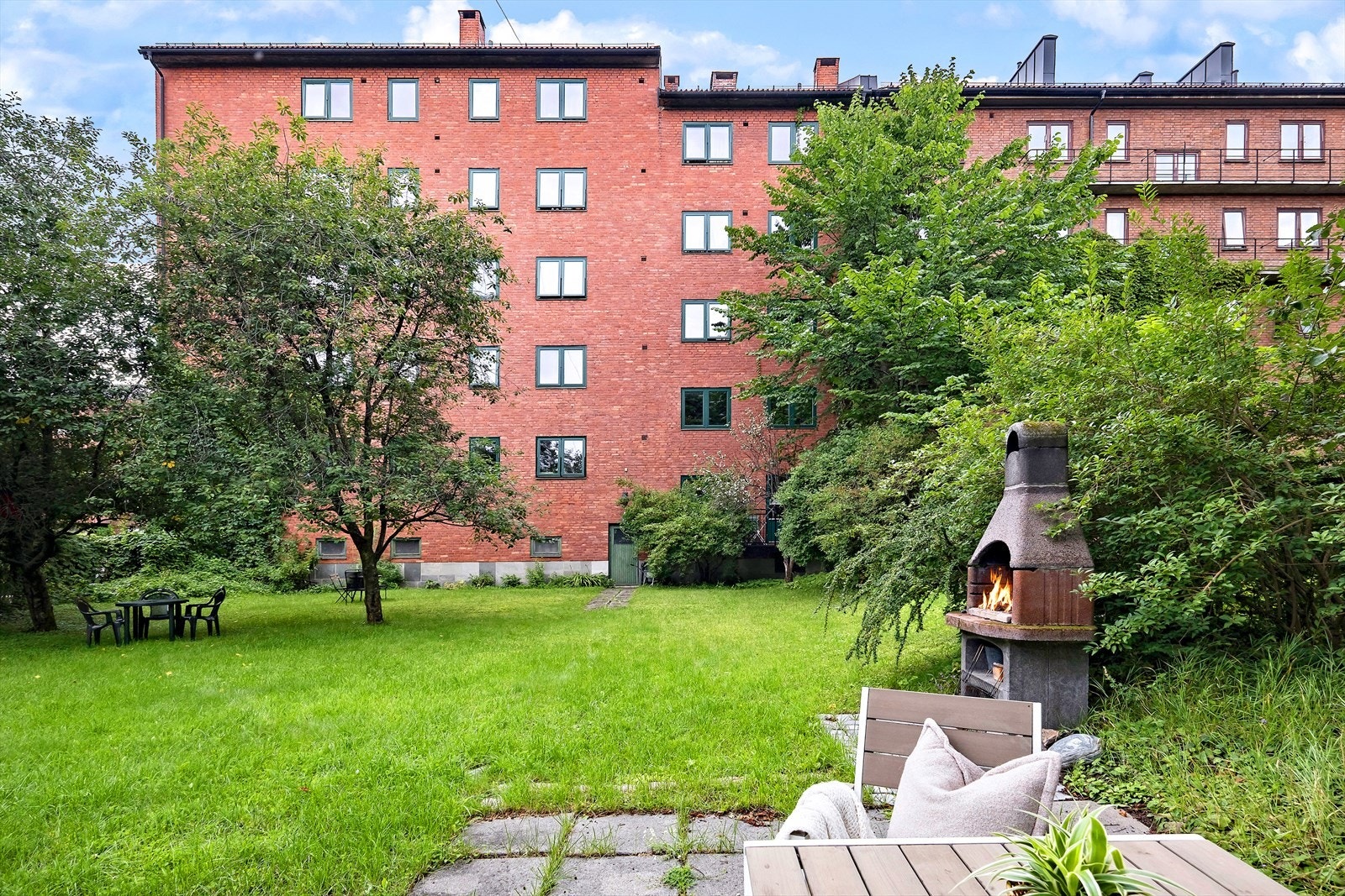 Trivelig utemiljø i en godt opparbeidet hage Galleribilde