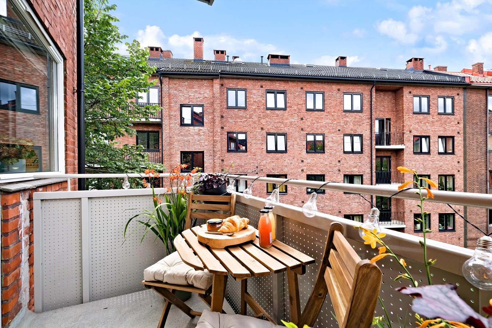 Balkongen er ca. 3 m² og har plass til utemøbler og planter Galleribilde