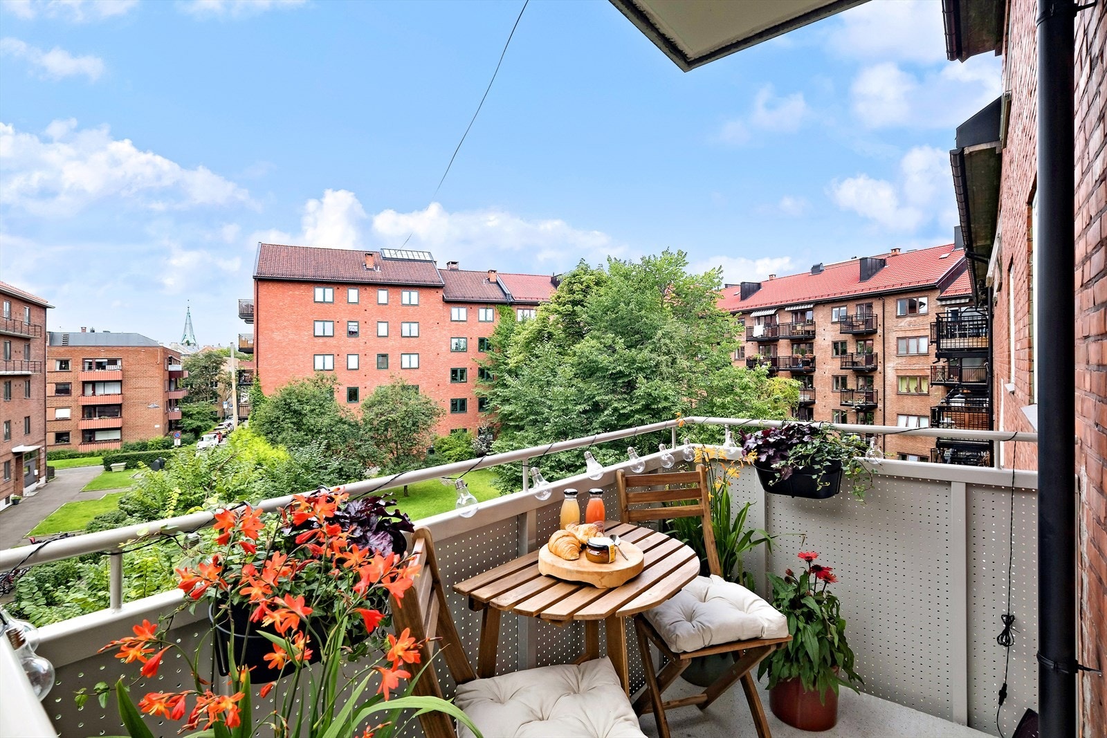 Balkongen vender ut mot rolige og grønne fellesarealer. Med sol fra ca. 11.30-21 på sommerstid i følge selger Galleribilde