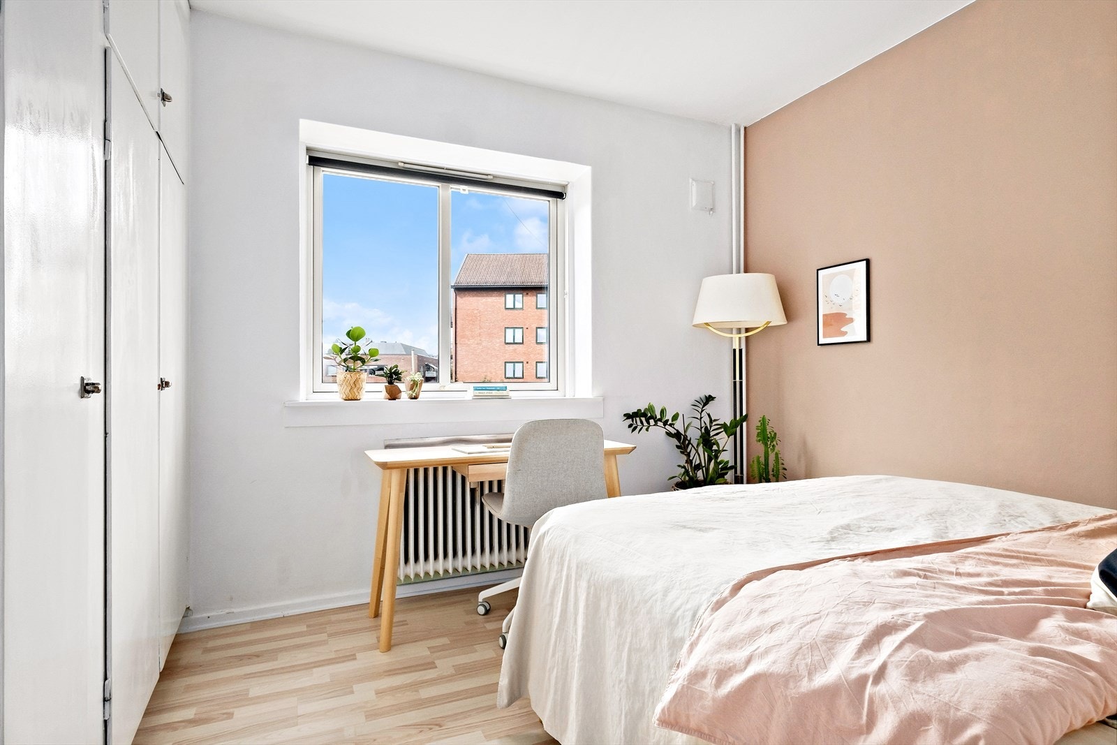 Lunt og behagelig hovedsoverom med god plass til dobbeltseng, nattbord og skrivepult Galleribilde