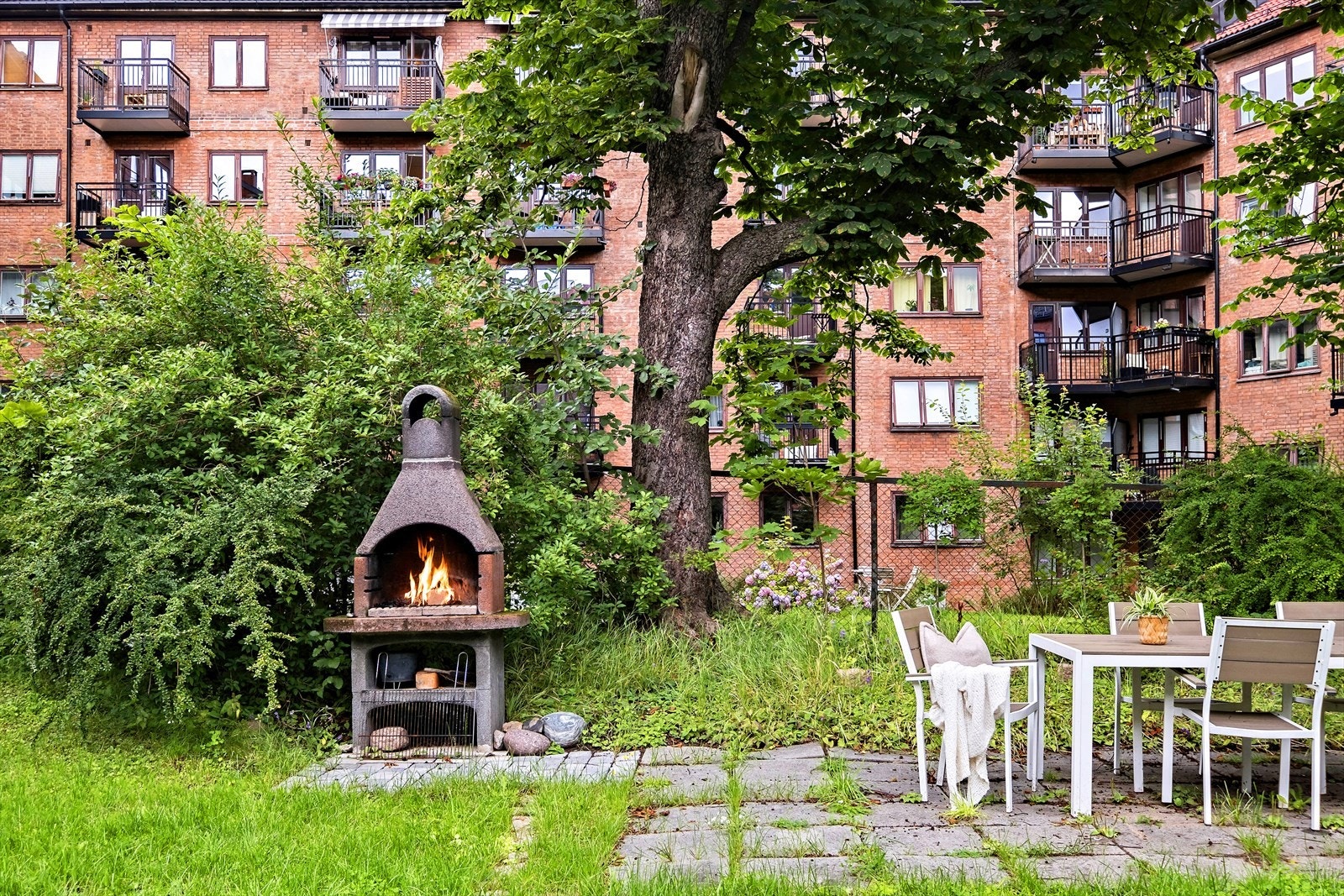 Hyggelig fellesområde med sittegrupper og grill Galleribilde