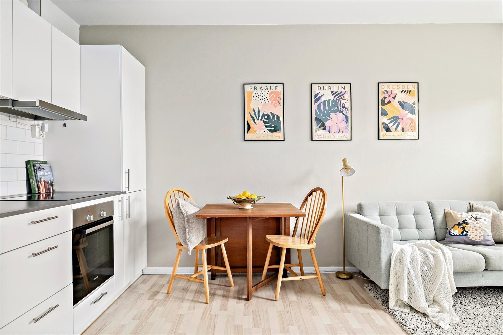 Det er god plass til et hyggelig spisebord, sofa og tv-møbler Galleribilde