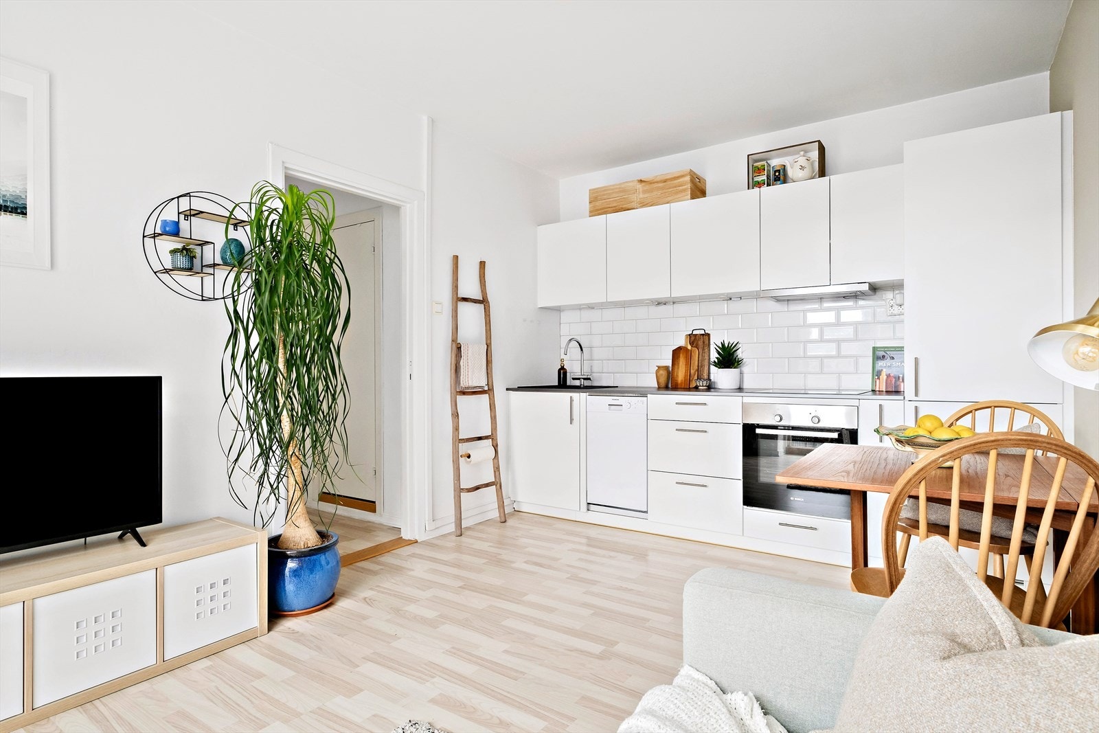 Overflatene er malt i delikate farger, hvilket gjør det enkelt å innrede etter eget ønske. Galleribilde