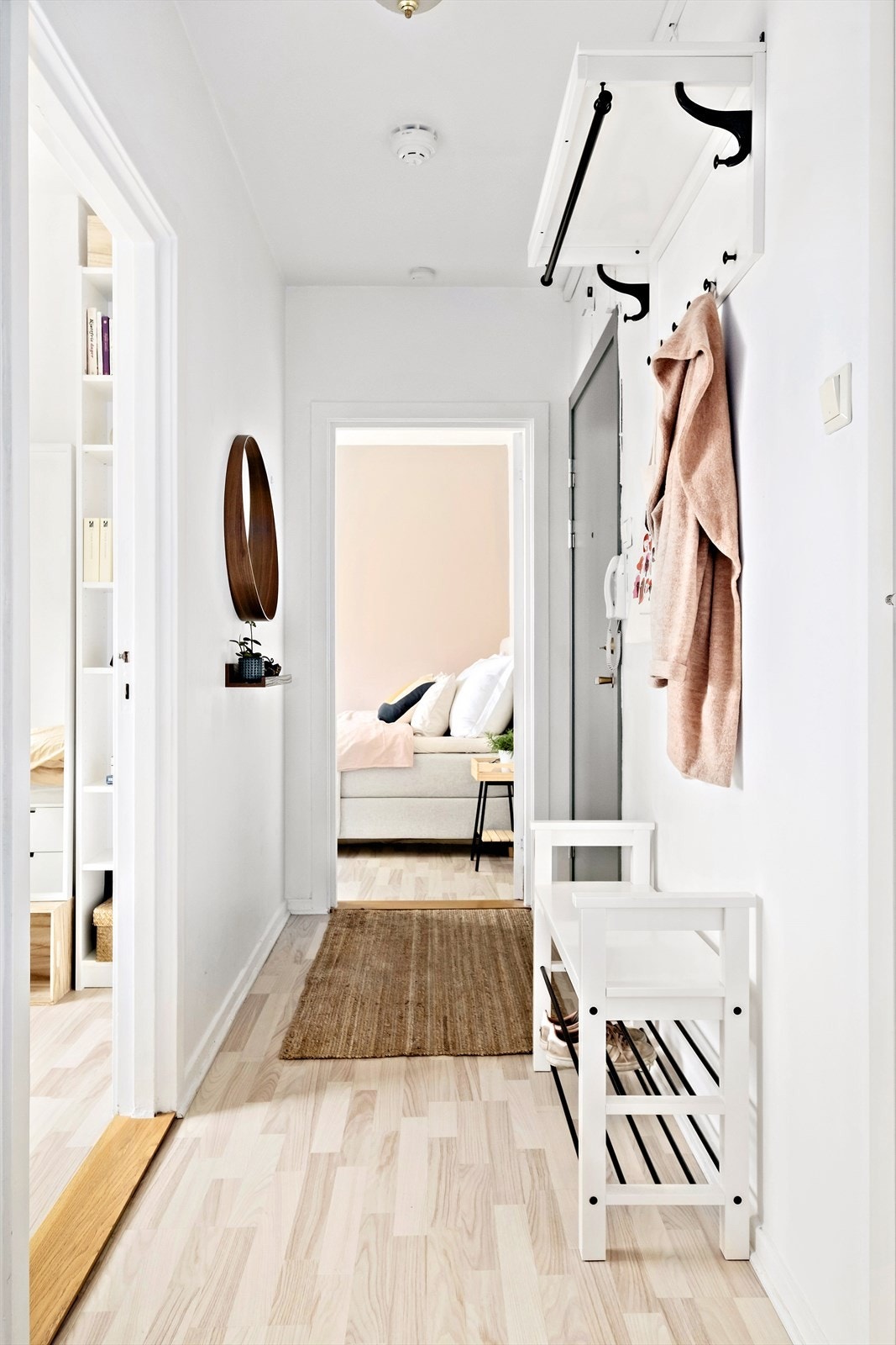 Lys og innbyende entré som gir et godt førsteinntrykk av boligen Galleribilde