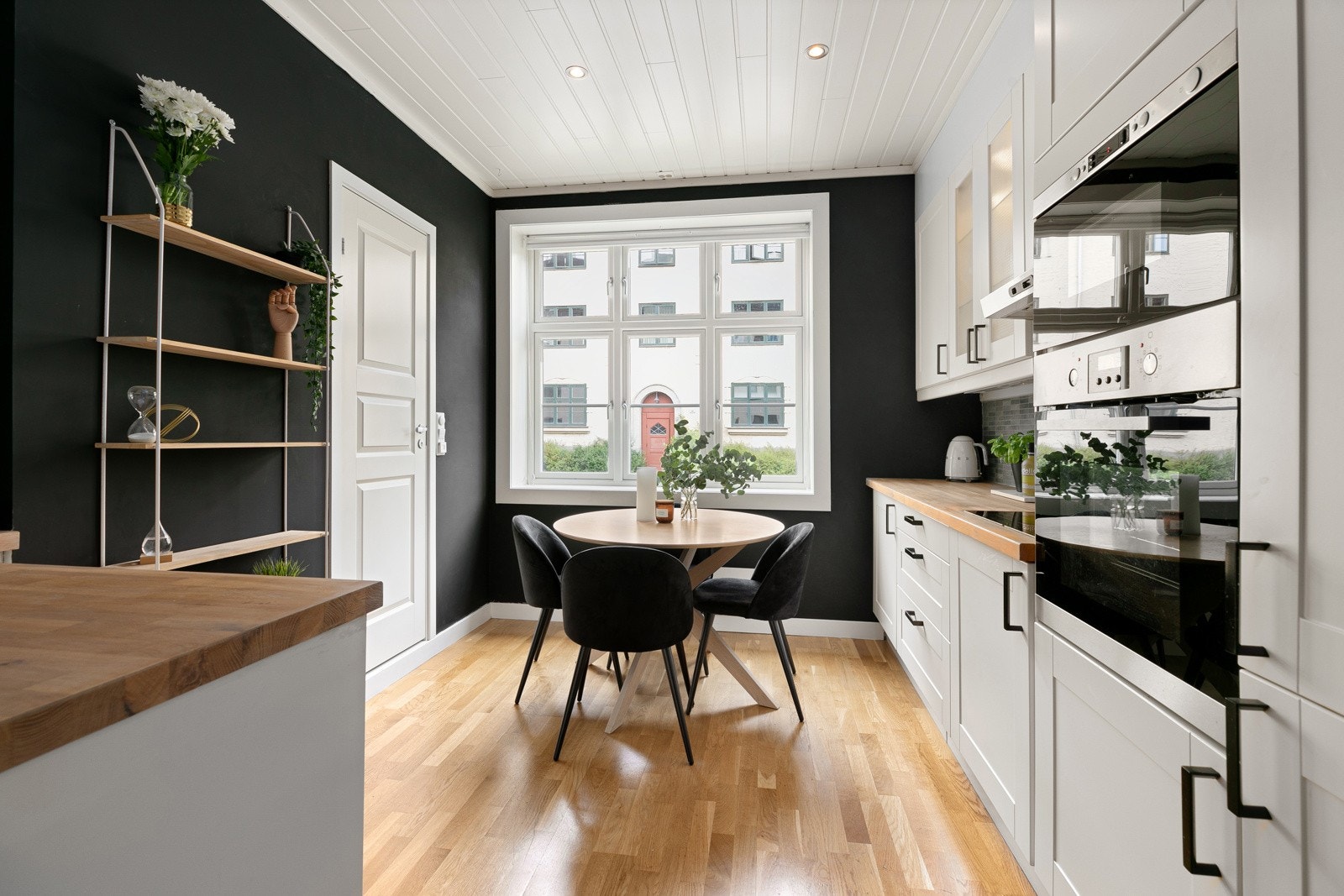 Separat og velutstyrt kjøkken Galleribilde