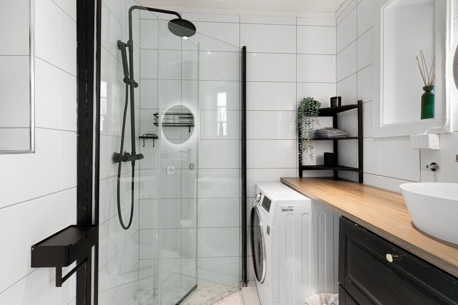 Fin innredning, varmekabler i gulv og innfellbare dusjdører Galleribilde