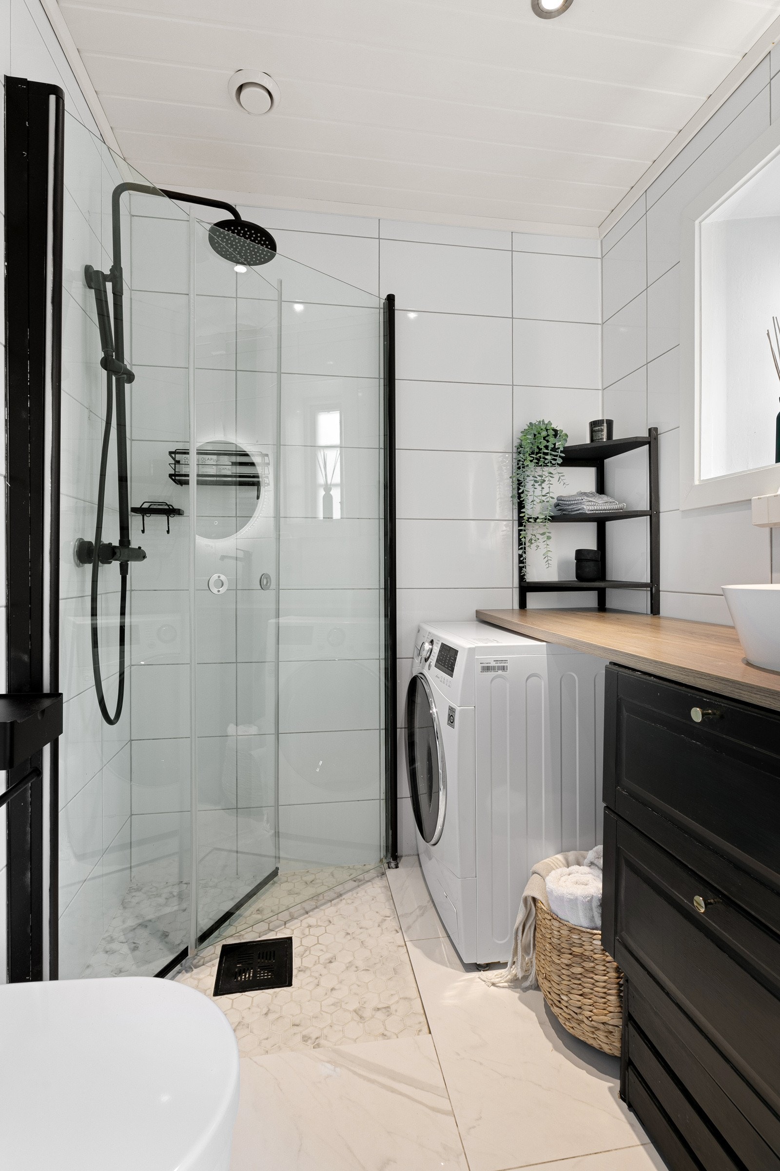 Innbydende bad, med adkomst fra kjøkkenet Galleribilde