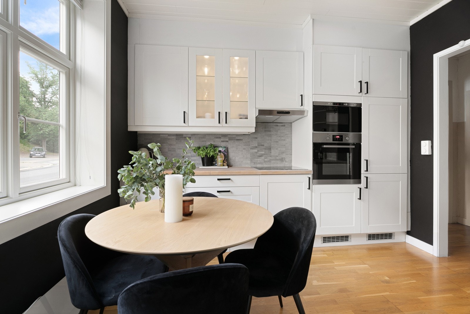 Oppvaskmaskin, komfyr, platetopp, kjøleskap med fryser og mikro integrert Galleribilde