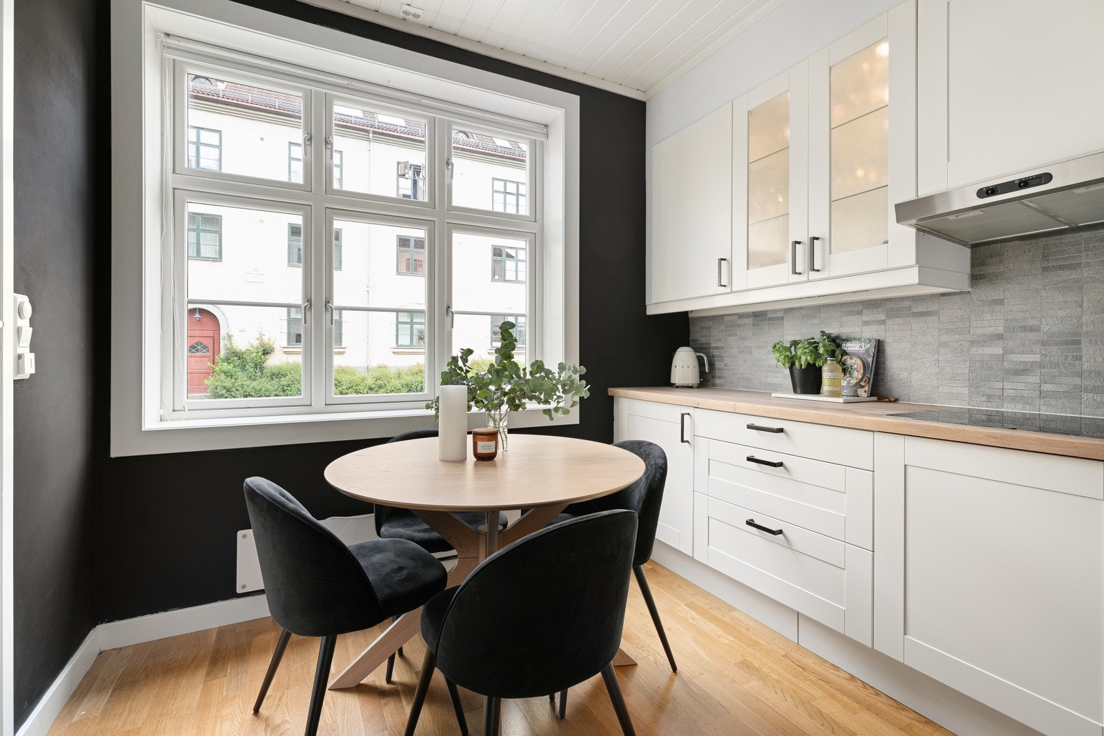 God plass for spisebord på kjøkkenet Galleribilde