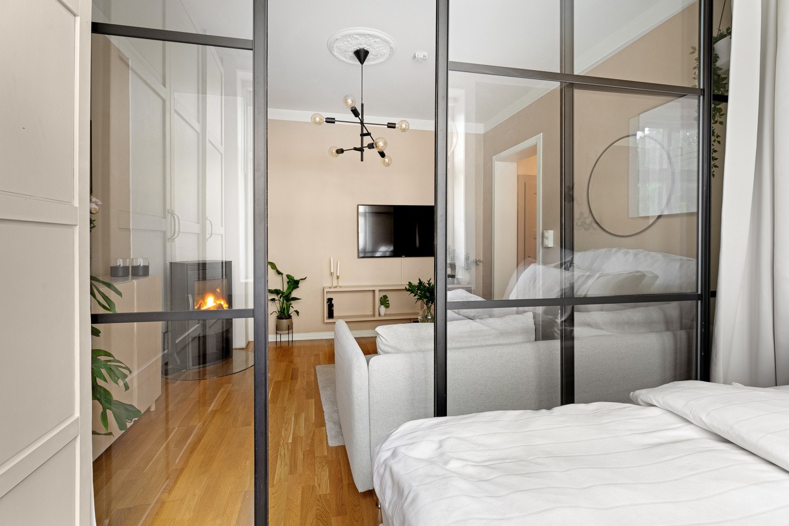 Soverom med plass for dobbeltseng Galleribilde