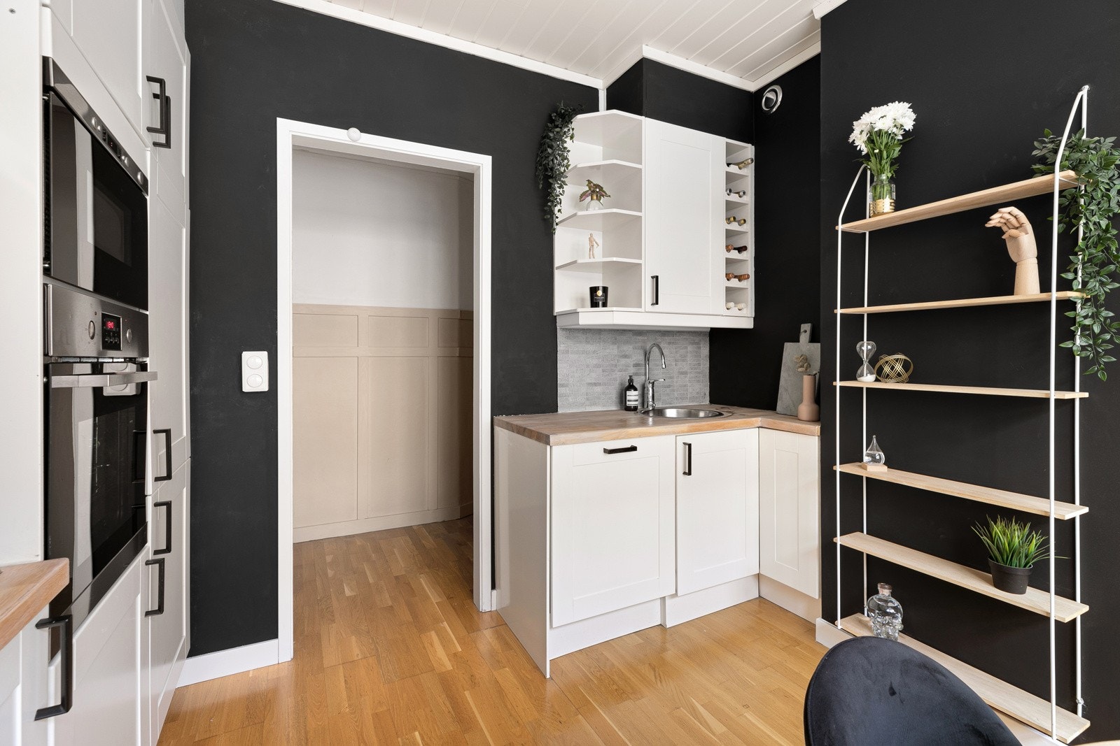 Godt med skap- og benkeplass Galleribilde