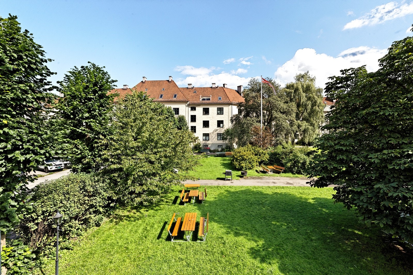 Parkmessig bakgård Galleribilde