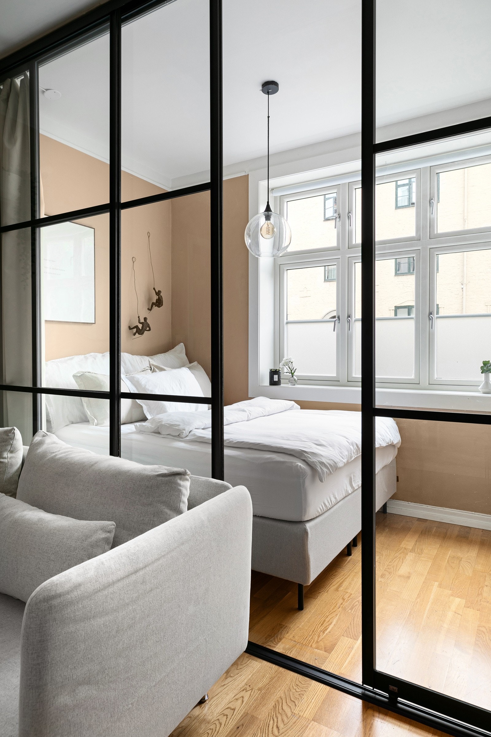 Stilfull løsning, som gir lys i stuen, samt mulighet for skjerming med gardiner Galleribilde