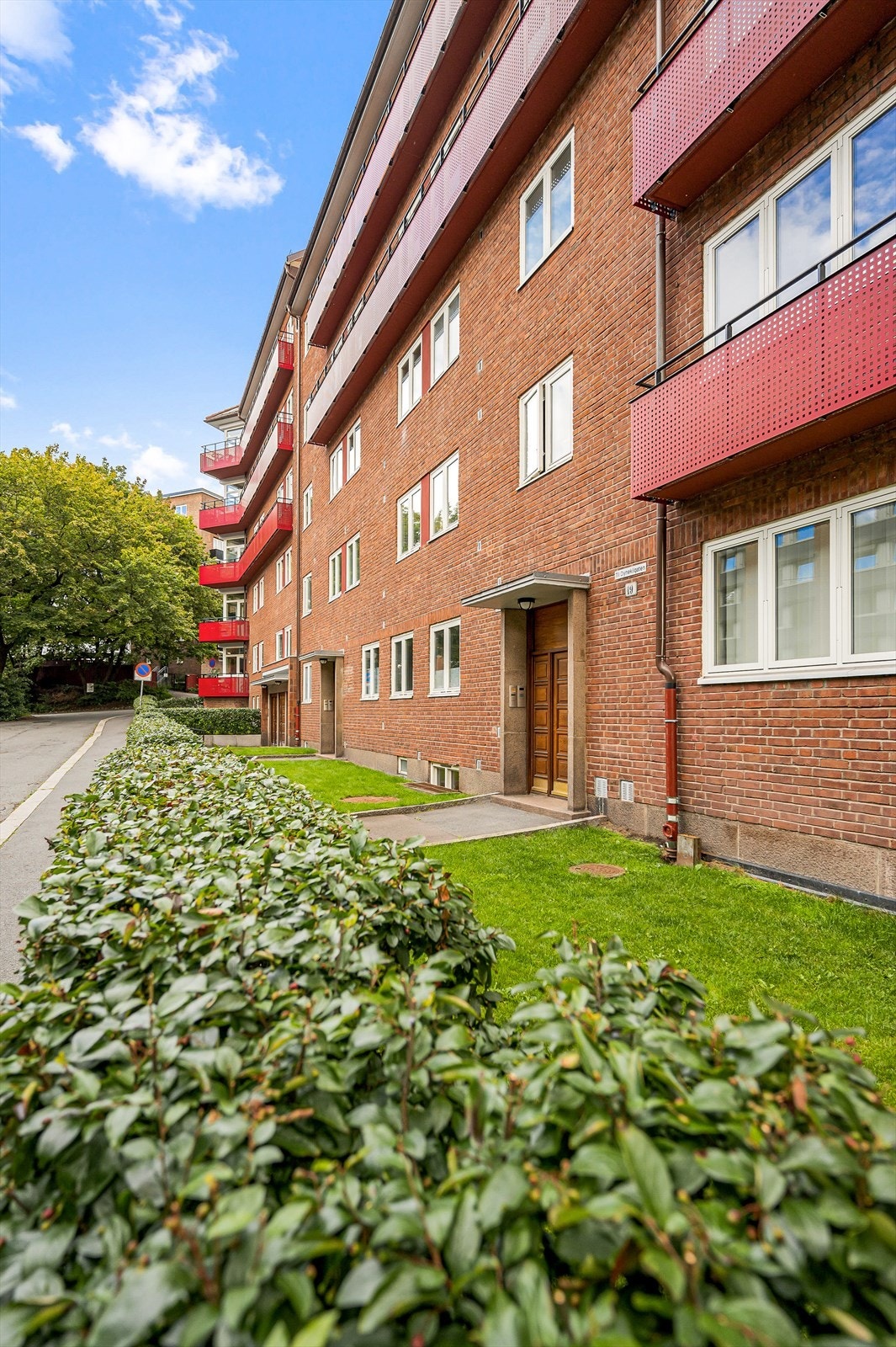 Fasade og inngangsparti til borettslaget. Galleribilde