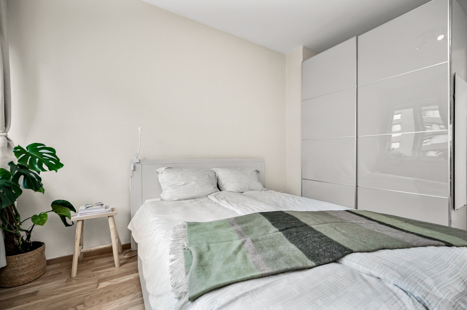 Det er stor skyvedørsgarderobe som gir god plass til oppbevaring av klær. Galleribilde