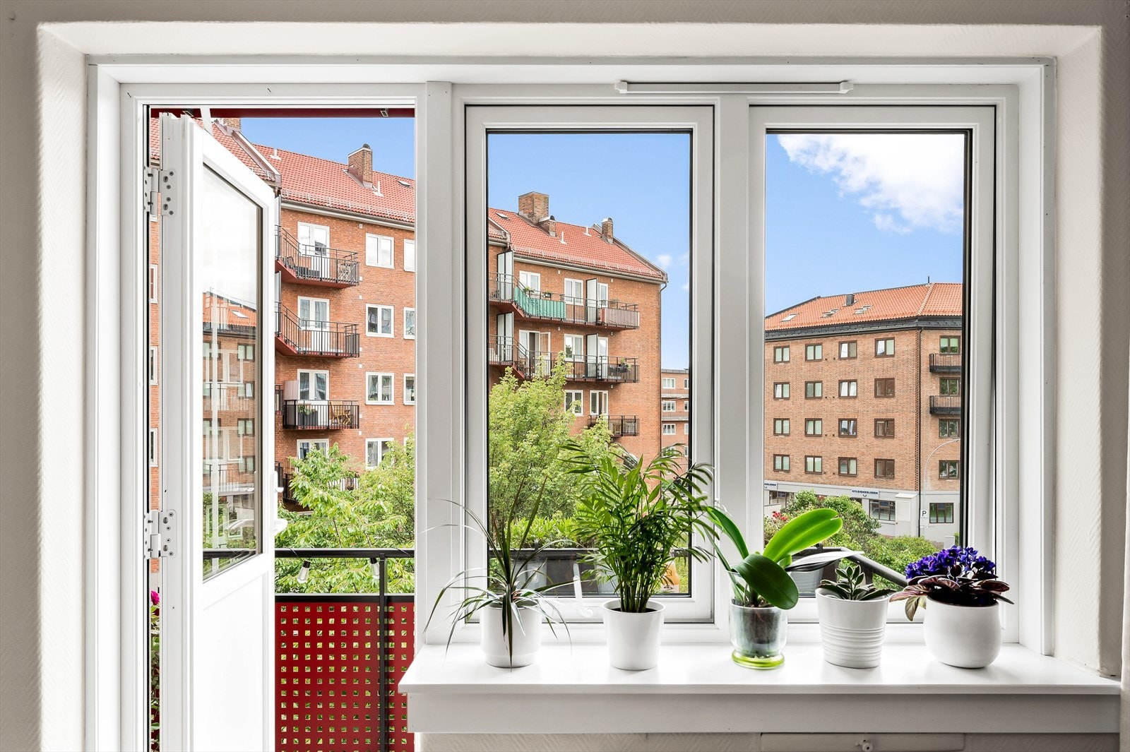 Balkongen er sydøstvendt på ca. 3,6 kvm og er overbygget av overliggende balkong. Galleribilde