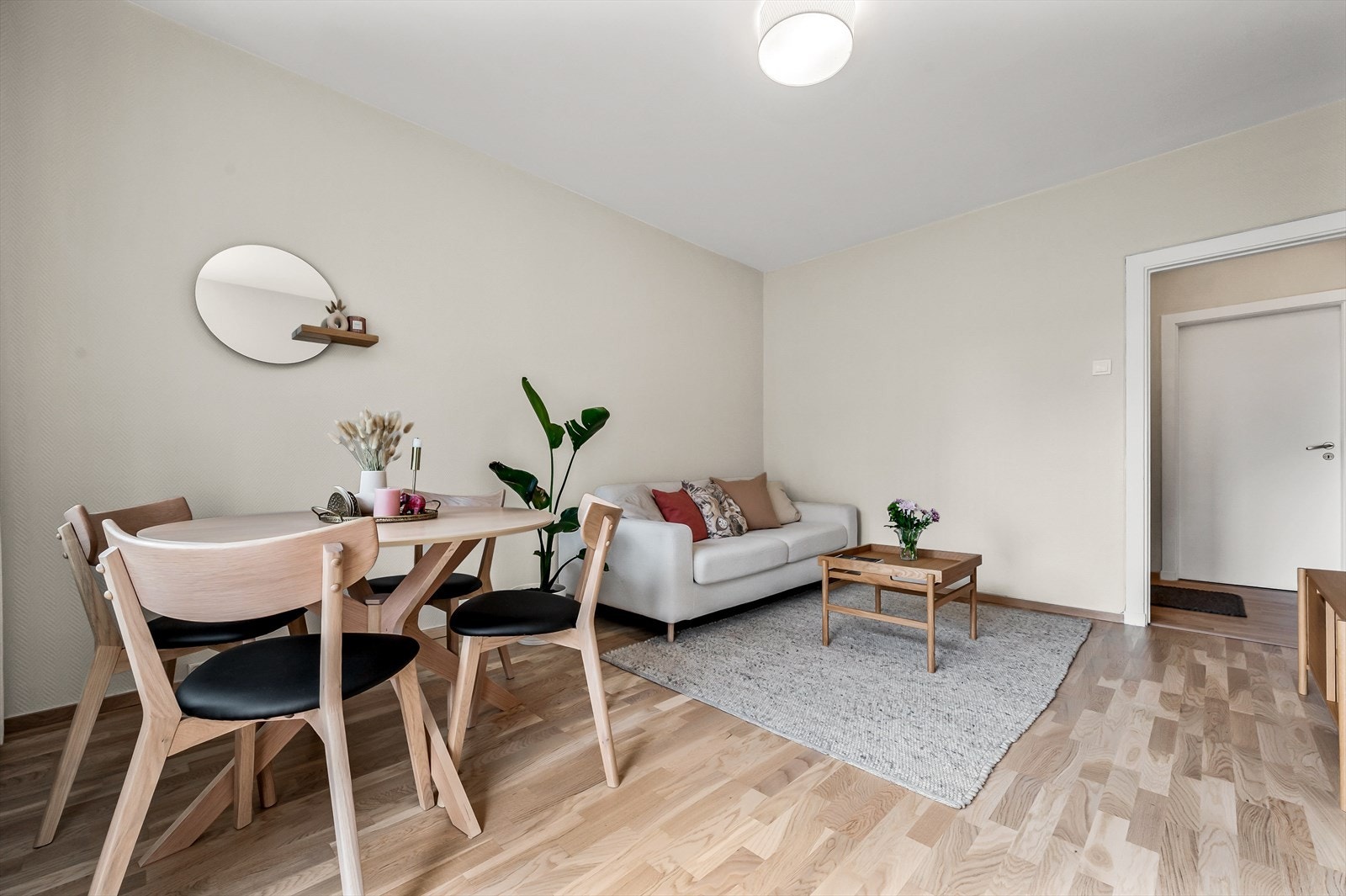 God plass til sofa- og spisegruppe. Galleribilde