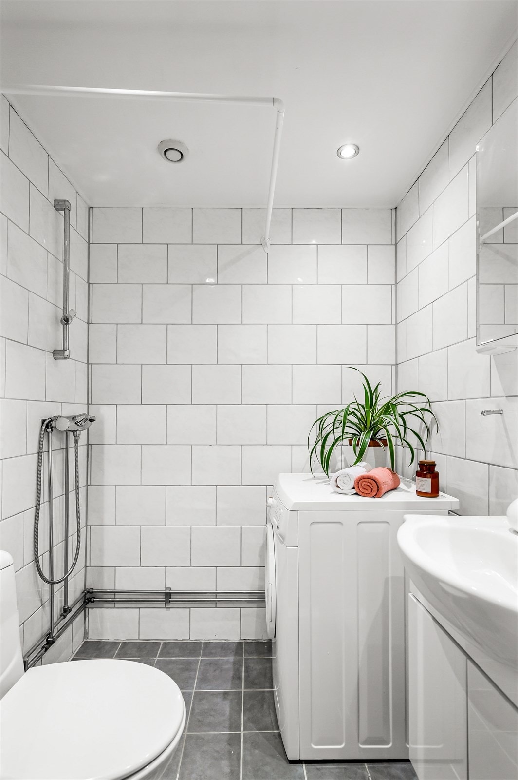 Badet har flislagte vegger og flislagt gulv med varmekabler. Varmtvann er inkludert i felleskostnader. Galleribilde