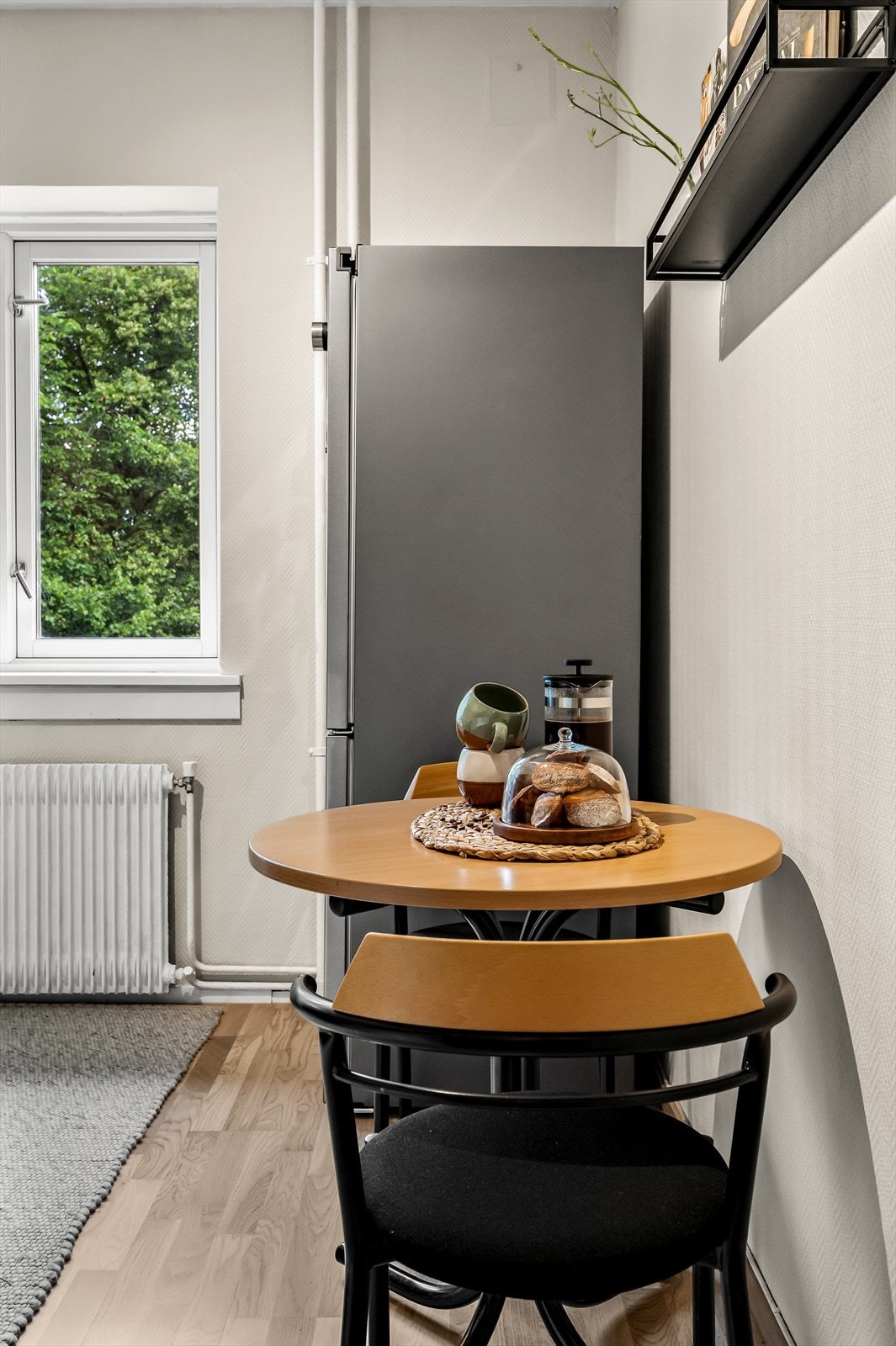 Det er også plass til en hyggelig spisegruppe på kjøkkenet. Galleribilde