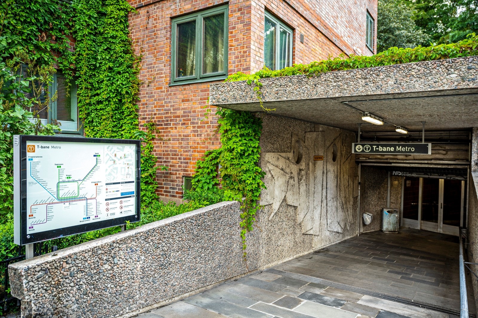 På Carl Berner kan du ta t-banen rundt om i Oslo. Ca. 7 minutters gange. Galleribilde