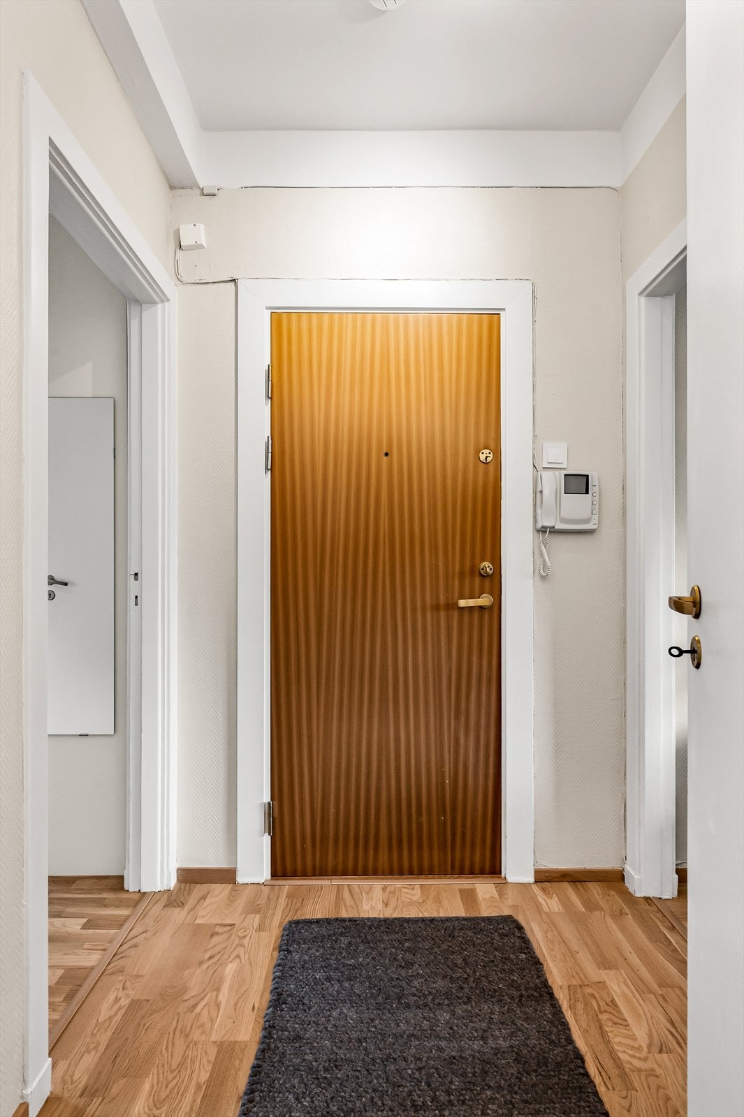 Det er callinganlegg med kamera. Galleribilde