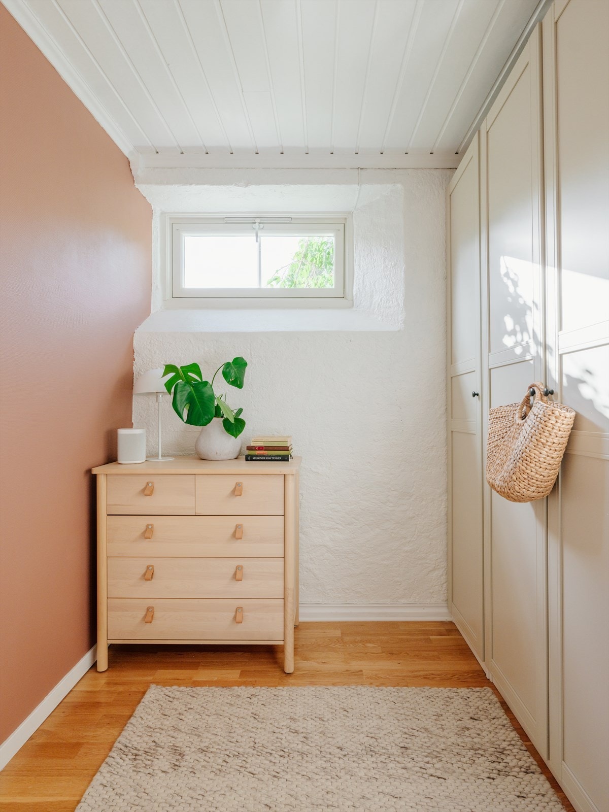 Garderobeskap medfølger ved salg. Galleribilde